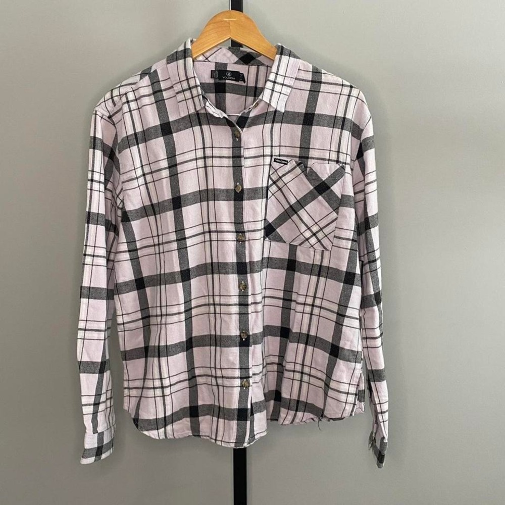 Volcom White and black button-up shirt‎